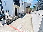 カースペースは2台分ございます。脇に自転車も数台置くことが可能です！