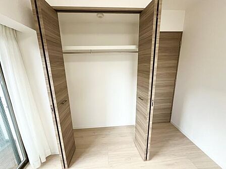 洋室は、大容量の収納がございます!