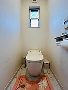 白を基調とした清潔感があるトイレです！