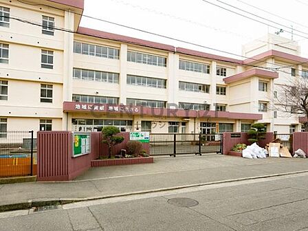 円蔵中学校まで957m
