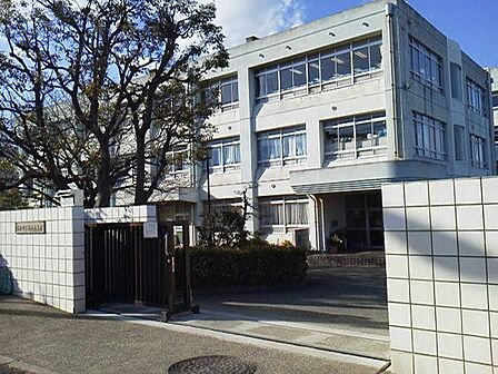駒寄小学校まで552m