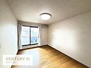 2階中央、バルコニーに面した明るい洋室