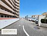 駐車場：見通しの良い、駐車場の走行路です