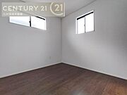 【洋室】2面採光を確保したお部屋。爽やかな風を感じて起きる朝は、快適生活の始まりに。