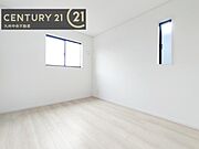 【洋室】2面採光を確保したお部屋。爽やかな風を感じて起きる朝は、快適生活の始まりに。
