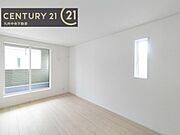 【洋室】開放的なバルコニーに面したお部屋。採光良好な快適空間です。