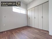 【洋室】家族一人ひとりの大切なプライベート空間。趣味に合わせて使って頂けるようシンプルに仕上げてあります。