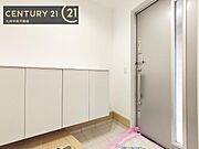 【玄関】玄関をスッキリに見せるために、シューズボックスを設置しました。オシャレは足元から。