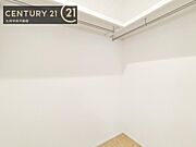 【ウォークインクローゼット】大型収納で片付け安心、生活にゆとりができ、お部屋もスッキリします。