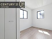 【洋室】2面採光を確保したお部屋。爽やかな風を感じて起きる朝は、快適生活の始まりに。
