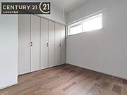 【洋室】家族一人ひとりの大切なプライベート空間。趣味に合わせて使って頂けるようシンプルに仕上げてあります。