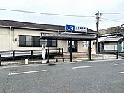 大和新庄駅(JR西日本 和歌山線)まで1577m、駅周辺には　国道24号　近鉄新庄駅 - 徒歩15分圏内　等が有る。葛城市内に所在する唯一のJRの駅である。