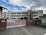 周辺：大和高田市立菅原小学校まで807m、坊城駅から徒歩約21分　浮孔駅から徒歩約26分　橿原神宮西口駅から徒歩約29分　校章には白梅が形取られています。