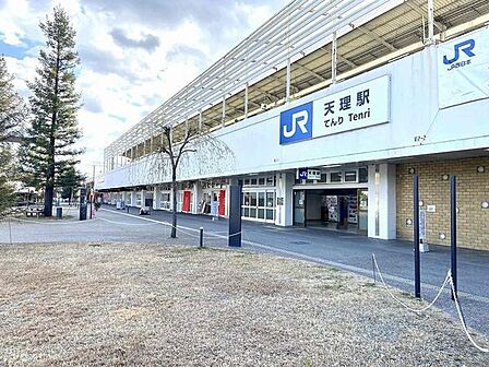 JR天理駅まで1333m、近鉄とJRが乗り入れる総合駅 ホームは高架の2階。