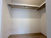 約7帖の洋室にはウォークインクローゼット。朝のコーディネートもはかどりますね♪