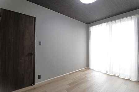 窓から日が差し込む約6帖のお部屋です♪