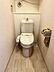 トイレ：清潔感のあるホワイトを基調としたトイレ空間。毎日の生活に欠かせない温水洗浄便座を装備しています。便利な手洗い一体型で、背面のカウンタースペースにはお気に入りの雑貨を飾ることも可能です。