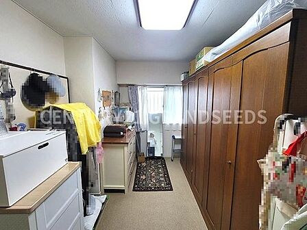 【洋室】室内北側の約5.6帖のお部屋です。寝室、子供部屋、お部屋が余ったら収納部屋としても使いやすい広さです