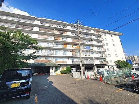 【現地建物外観】JR線「高槻」駅徒歩圏内、近隣にスーパーやドラッグストア等生活関連施設も多く交通・生活利便性の良い立地にございます