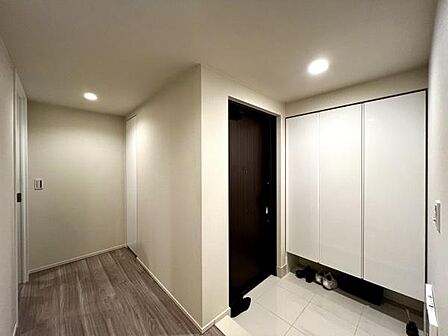 玄関から室内が見えにくいプライバシー性の高いレイアウトや、2つの洋室をリビングから適度に独立させた間取りは、ご家族での暮らしはもちろん、ご夫婦や在宅ワークにも快適に対応します。