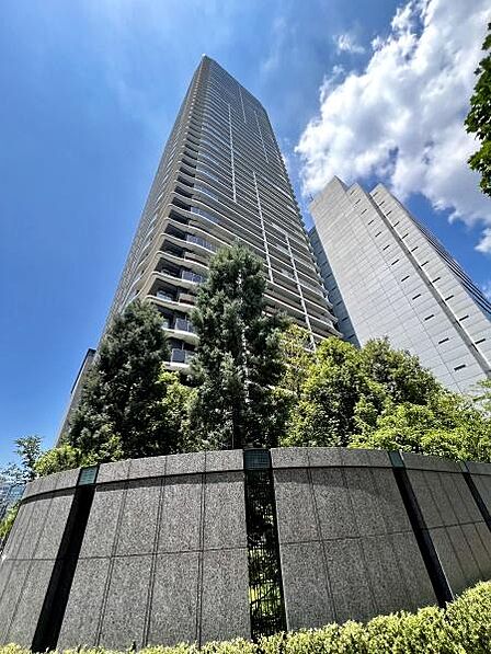ローレルタワー堺筋本町 堂々たる44階建タワーレジデンス。ホテルライクな迎賓空間と、都心のランドマークにふさわしい存在感が魅力です。