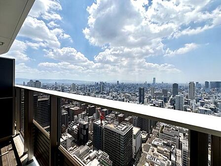 大阪の街並みを一望する爽快な眺望。視界いっぱいに広がるスカイビューは、四季や時間帯によって異なる表情を見せ、毎日の暮らしに豊かさと癒しをもたらします。