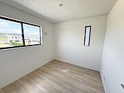 【子供部屋】2面採光の明るいお部屋。クローゼットも広く片付け上手に。お子様のお部屋にもピッタリです。