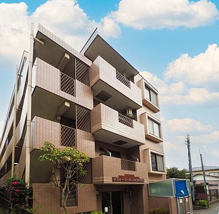 4階建2階部分、東南角部屋。南向きバルコニーに加え、東側に出窓があり採光・通風に優れています。