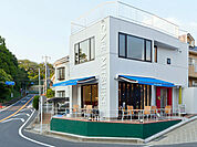 cafe MITSUIKEまで1243m、三ツ池公園正門向かい側にあるカフェ。テラス席ではワンちゃんとの同席もOK。公園でのお散歩途中の休憩にいかがでしょうか。