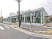 グリーンライン「東山田」駅まで1575m、ガラス張りの駅舎は近未来的な雰囲気が漂います。お隣の北山田駅とは対照的な外観をしています。