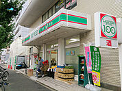ローソンストア100 横浜宮元町店まで881m、便利な100円ショップ形態のコンビニ。食品も揃っていて便利です。