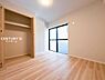 洋室：明るい光が差し込む洋室。お子様のお部屋にぴったりです♪