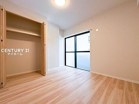 明るい光が差し込む洋室。お子様のお部屋にぴったりです♪