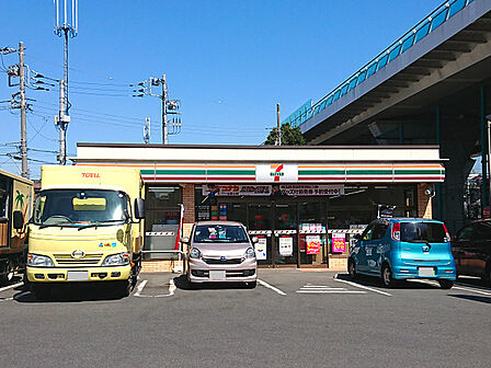 セブンイレブン横浜東川島町店まで865m、環2高架下にある「東川島水道みち公園」のお向かいにあります。
