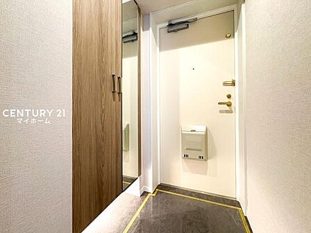 お出かけ前の身支度に便利な鏡付きの、清潔感溢れる玄関♪