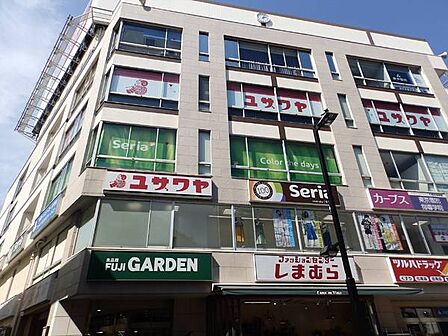 FUJIガーデン大和店まで372m、大和駅前にあります。同じ建物内に100円ショップ・ドラッグストア・ファッション「しまむら」などもあってお買い物便利です!