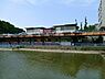 周辺：Ａコープ緑竹山店まで671m、竹山団地内の池の隣にあるという珍しい立地のスーパー。夜20時まで営業しています。