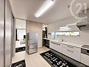 ＜2F：キッチン＞前面に窓があり、採光・風通し◎広々スペースで家族とご一緒にお料理が楽しめそう。