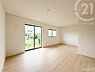 リビング/ダイニング：現況南側には、日差しを遮る建物がないため、1階まで日当たりの良い住まい。