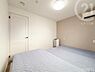 寝室：＜洋室5.2帖＞一部アクセントクロスを使用したオシャレなお部屋です。