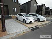 車種によりますが、並列2～3台可能です。