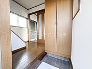 窓のある明るい玄関！シューズボックスにはたっぷり靴が収納できるので、いつもスッキリとした玄関を保てます。