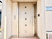 洗練された印象のスタイリッシュな玄関ドア。ポーチ部分にゆとりがあり、雨の日や荷物の多い時の出入りもスムーズです。