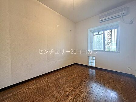 5帖の洋室は、お子様のお部屋や書斎にぴったりです!大きな窓から爽やかな風が通り抜け、集中して作業や勉強に取り組めそうな空間です。全室に収納があるため、ご家族それぞれの荷物もしっかり収まります