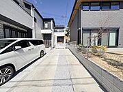 駐車場2台可のため複数所有はもちろん、急な来客にも便利です。