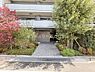 エントランス：エントランス豊かな植栽が美しく整えられた、緑溢れるアプローチです。季節ごとの彩りを感じながら建物へと続く道は、毎日の外出や帰宅を爽やかな気分にしてくれます。