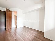 洋室6.6帖ゆとりある広さの6.6帖の洋室は、主寝室に最適なプライベート空間です！木の温もりを感じるフローリングと、明るいクロスが心地よい眠りを誘います。大型のクローゼット完備♪