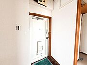 玄関お出かけ前の身だしなみチェックもしやすい、スッキリとした玄関スペースです！明るい色合いの床面が、帰宅した家族やゲストを優しく迎えてくれます。コンパクトながら使い勝手の良い動線が魅力です♪