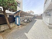 駐輪場敷地内にしっかり確保された、屋根付きの駐輪場スペースです！大切な自転車を雨や直射日光から守り、劣化を防いでくれます。周辺は整理整頓されており、住民の方々のマナーの良さが伺える安心の空間です♪