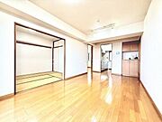 コンパクトながらも心地よい空間が広がるLDK10帖。家族の会話が自然と生まれる温もりあるリビングで、毎日の暮らしを快適に彩ります。